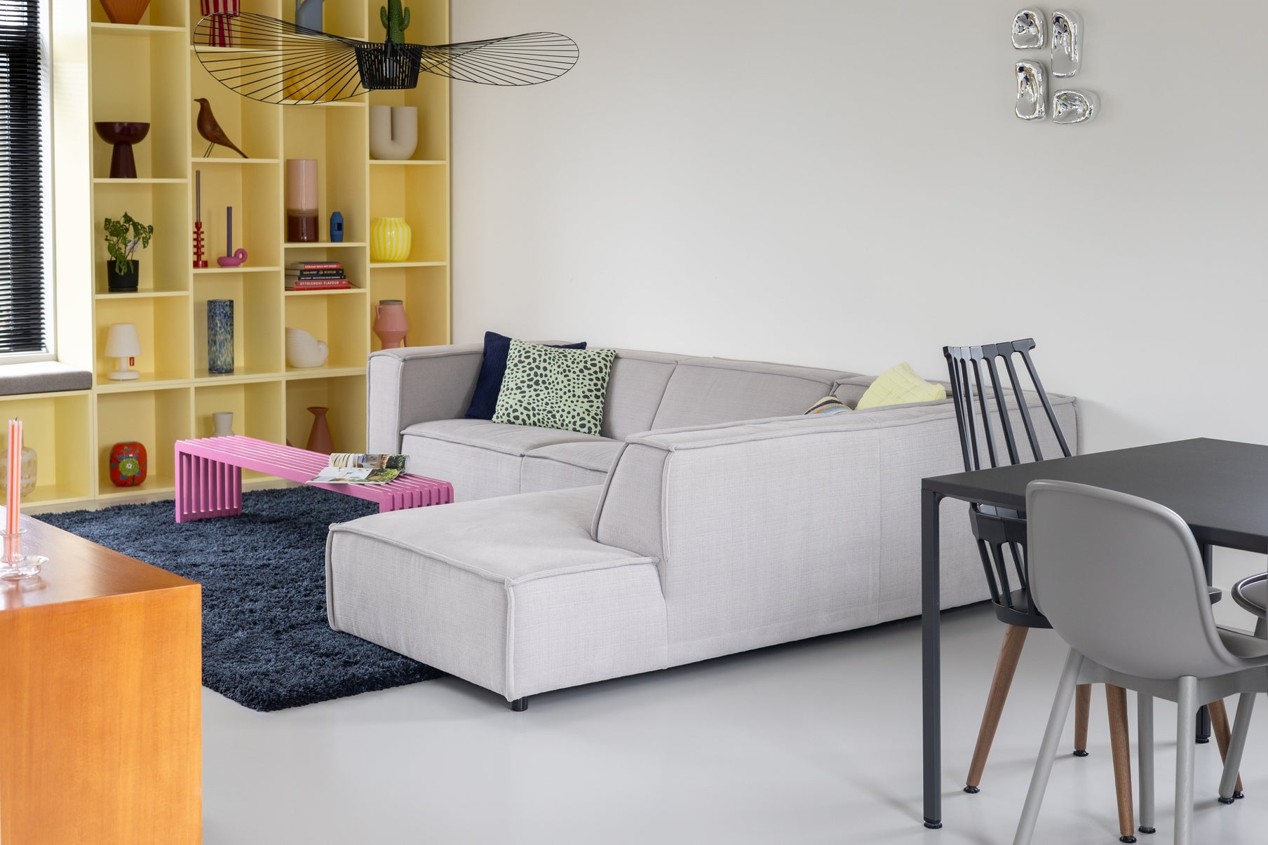 Binnenkijken in een kleurrijk interieur met rustige basis Binnenkijken in een kleurrijk interieur met rustige basis