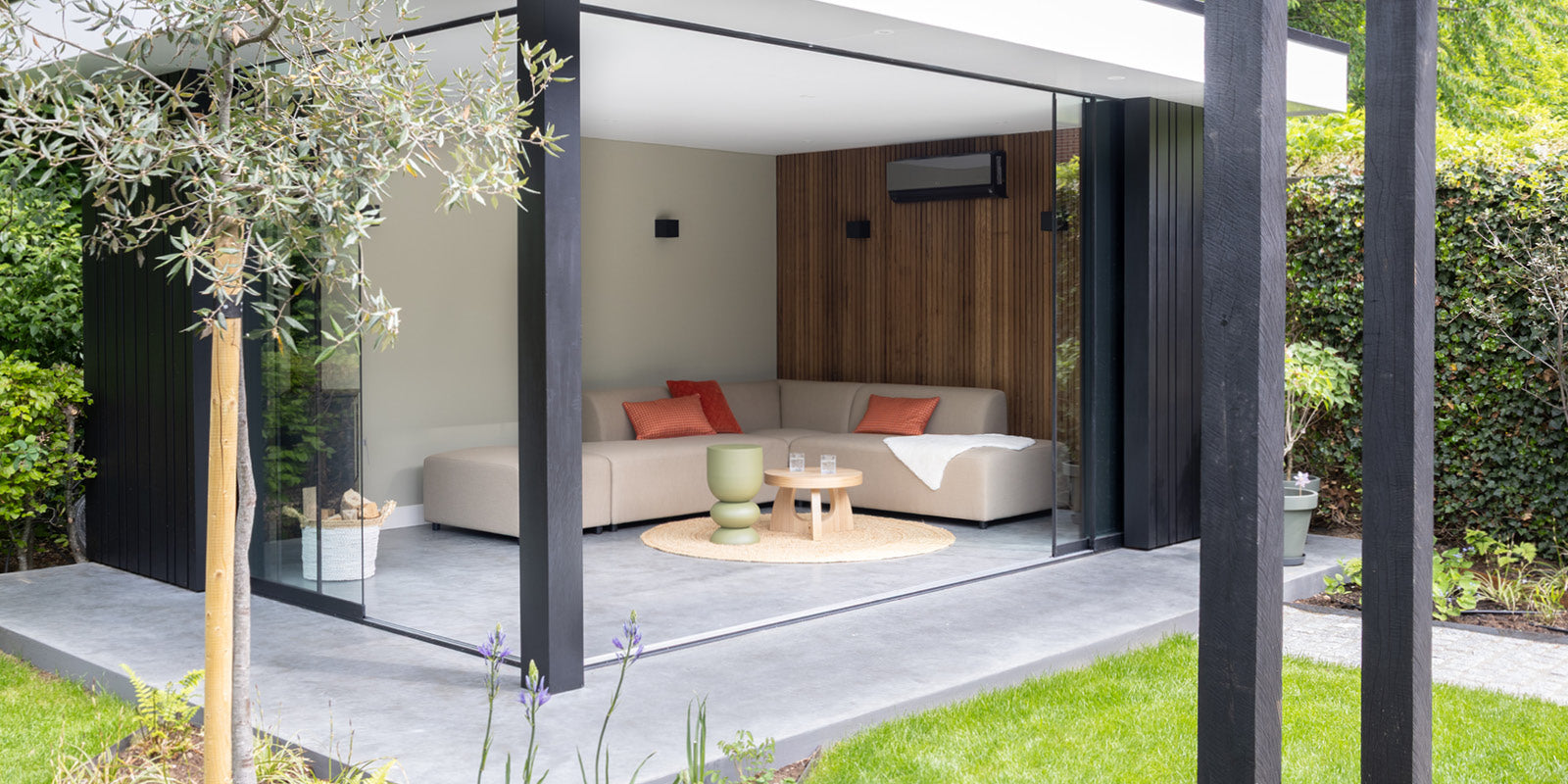 Buitenleven in stijl: Buitenkijken in de gezellige tuin van Wendy Buitenleven in stijl: Buitenkijken in de gezellige tuin van Wendy