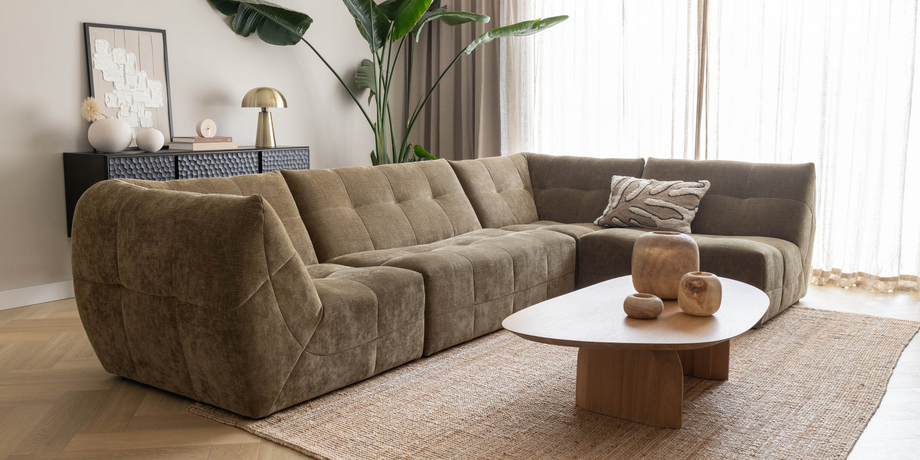 Binnenkijken in een warm minimalistisch interieur