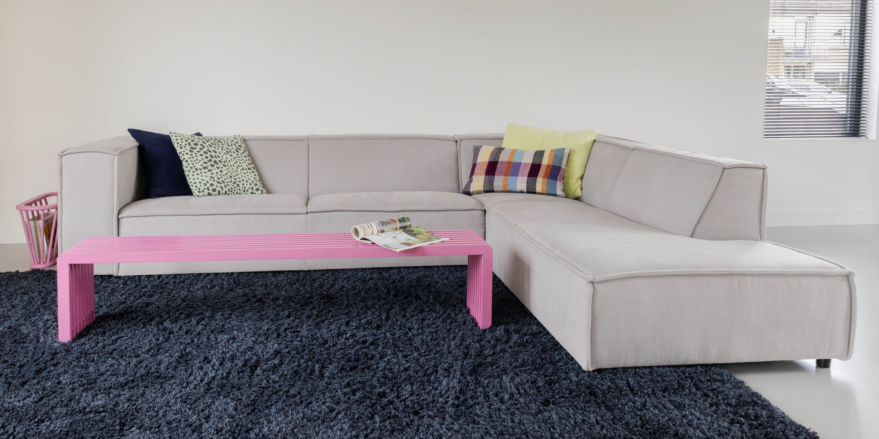 Binnenkijken in een kleurrijk interieur met rustige basis